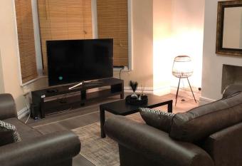 Large Three Bedroom Apartment with Roof Terrace allows 18 year olds to book a room