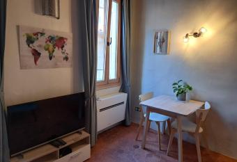 Renovated fully equipped studio for 2 to 4 pers allows 18 year olds to book a room