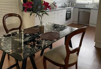 Beautiful Glen Waverley Park lands, 1 bed apartment/driveway parking/full kitchen. allows 18 year olds to book a room