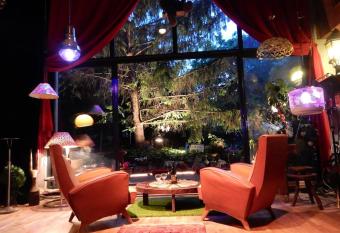 LOFT artistique 240 m2 sur jardin... allows 18 year olds to book a room