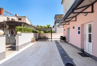 Rooms and studio Flora allows 18 year olds to book a room