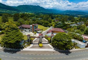 Vista del Campo Country Club & Villas allows 18 year olds to book a room