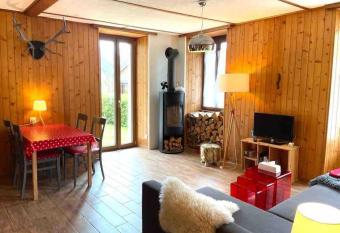 Charmant 2,5 pi  ces avec jardin    2 pas du lac has Balcony rooms