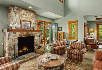 Orchard Hill has Balcony rooms