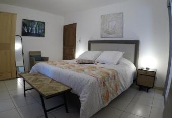 La Villa Vie d H  te allows 18 year olds to book a room