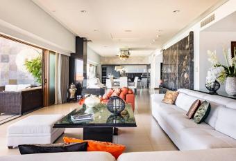 Unbeatable sea view- Double size apartment has rooms with a private hot tub