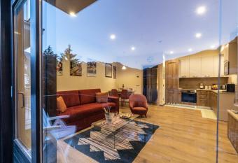 La Casa sul Fiume allows 18 year olds to book a room