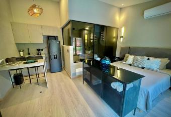 Las Lomas Luxury House has rooms with a private hot tub