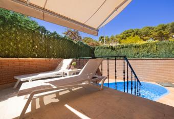 CASA CON PISCINA EN EL CENTRO has rooms with a private hot tub