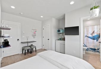 Evan's sweet suite - Micro Studio - 91Walkscore allows 18 year olds to book a room