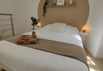 Le duplex de l Abbaye Royale. allows 18 year olds to book a room