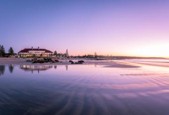 White Point Beach Resort has rooms with a private hot tub