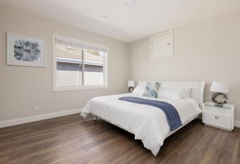 Vancouver Cozy Home has rooms with a private hot tub