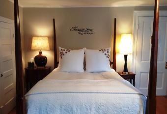 Hummingbird Inn has rooms with a private hot tub