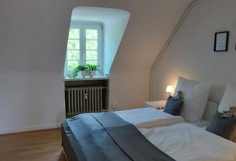 AlleeSuite, N  he Messe, R  , Baldeneysee, Zentral, NETFLIX allows 18 year olds to book a room