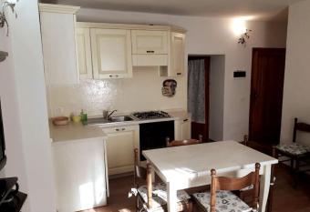 Appartamento nel centro storico di Fiumalbo allows 18 year olds to book a room