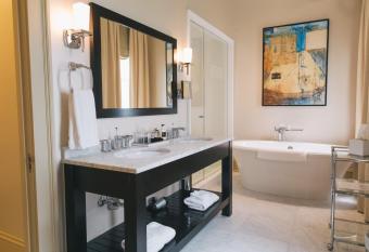 Stonehurst Place Bed & Breakfast has rooms with a private hot tub