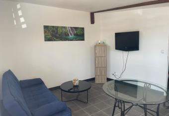 Kazabast  , escapade spa et jardin privatif has rooms with a private hot tub