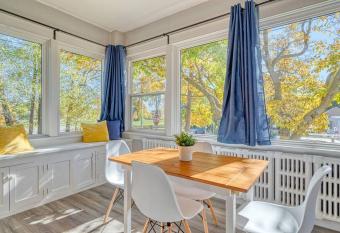 10-min walk to Clifton Hill - Walk to Falls! has rooms with a private hot tub