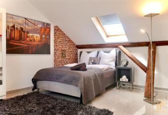 Gem  tliche, zentrale & moderne Loft Wohnung allows 18 year olds to book a room
