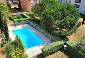 Proche Stade/terrasse/parking has Balcony rooms