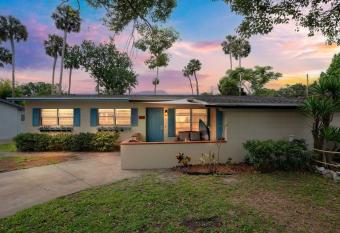 Heart of Daytona 4/Bdrm 2/ba allows 18 year olds to book a room