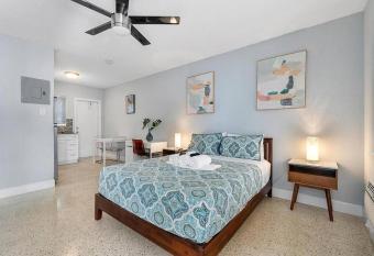 Modern & Comfy Gem Located 5 mins from Downtown allows 18 year olds to book a room