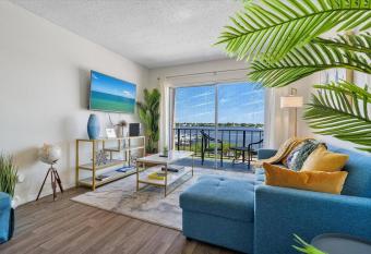 Stylish, Bright & Central ~ Balcony ~ Scenic Views allows 18 year olds to book a room