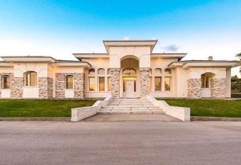 Crown Royal Luxury Villa Estates has rooms with a private hot tub