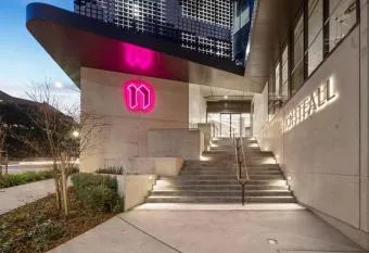 Beautiful 2-Bed Near Shops with Lakeside view has Balcony rooms