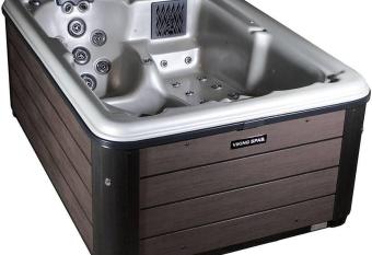 Secluded Mtn view New! 10 mins to Gatlinburg or Park has rooms with a private hot tub