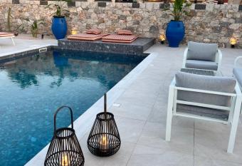 Cora May Central Villa with private pool 200m to the beach allows 18 year olds to book a room