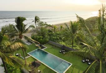 Black Beach Villa by Nakula has Balcony rooms