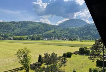 Oberaudorf-Kaiserblick allows 18 year olds to book a room