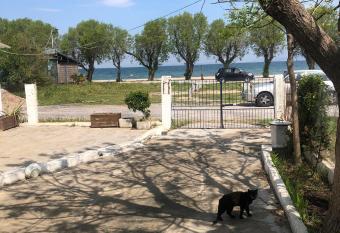 BEACH FRONT HOUSE PERAIA 2 brooms has Balcony rooms