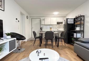 Souterrainwohnung - Remseck am Neckar allows 18 year olds to book a room