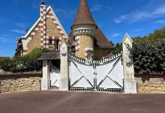 Le Donjon has Balcony rooms