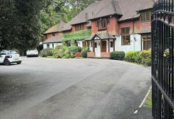 Maywoods Apartment allows 18 year olds to book a room