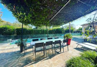 Fr  jus Villa 11 couchages piscine 4 ch mer proche has rooms with a private hot tub