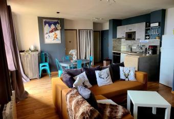 Grand appartement au pied des pistes ! has Balcony rooms