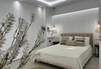 Aleria Central Apartments has rooms with a private hot tub