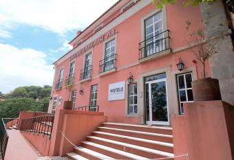 WOT Sintra Sarrazola allows 18 year olds to book a room