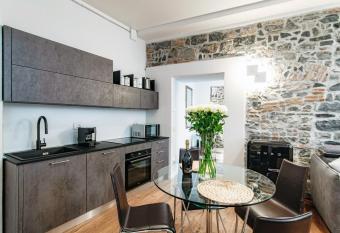 Suite Lo Storico - By House Of Travelers has rooms with a private hot tub