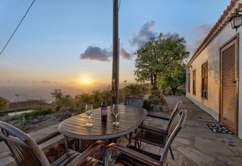Casa El Naranjo Viejo has Balcony rooms