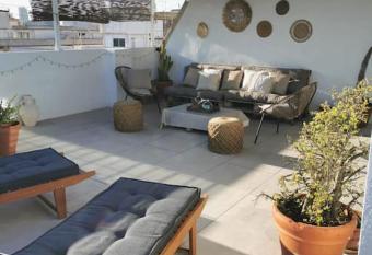 Precioso   tico en Valencia. has rooms with a private hot tub