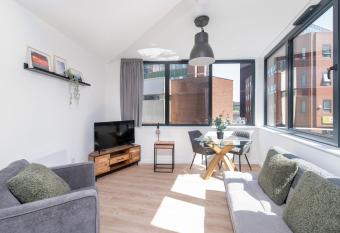 123 Queen Street - Home Crowd Luxury Apartments allows 18 year olds to book a room