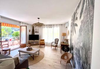 Appartement Sanary Portissol allows 18 year olds to book a room