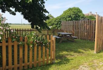 FLEUR DE VIGNE allows 18 year olds to book a room