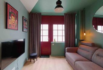 Studio la BoutiQ, allows 18 year olds to book a room