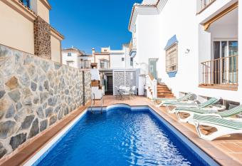 Villa Zoe has Smoking/Balcony rooms